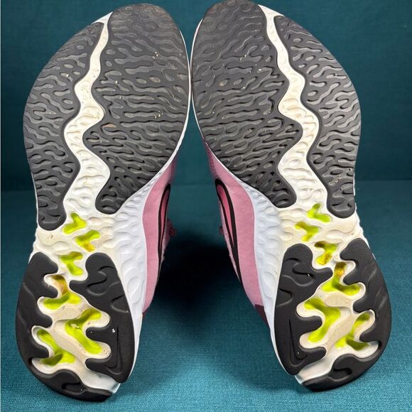 Size 9.5 - Women’s Nike Renew Run 2 pink shoes - Picture 8 of 9